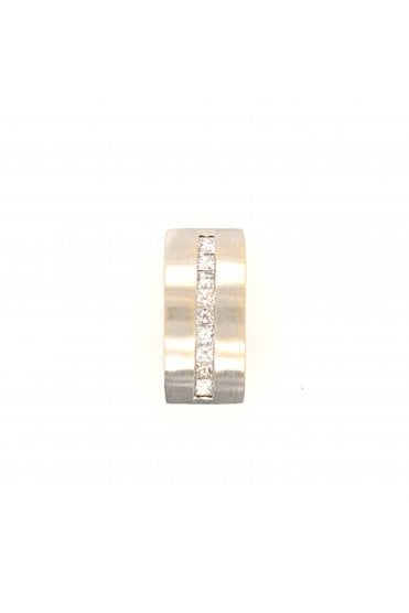  Preloved 18ct White Gold Diamond Pendant
